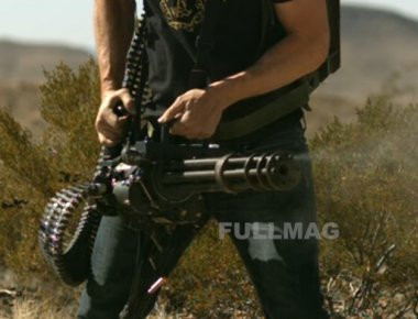 Mπορεί ένα φορητό Minigun να διαπεράσει ένα αλεξίφαιρο γιλέκο; (βίντεο)